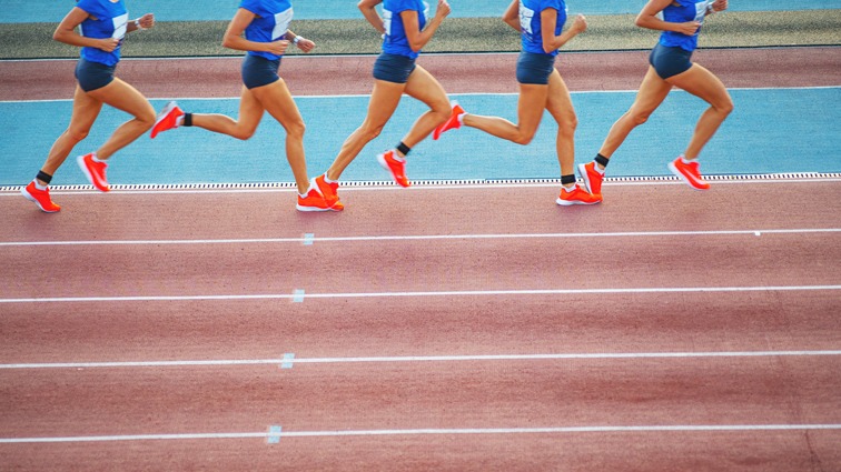 融于池畔，简于形制；瑞典高尔夫球场度假木屋设计